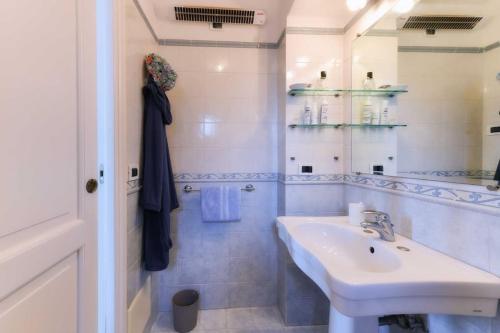 Ванная комната в Casa Franca appartamento vista mare