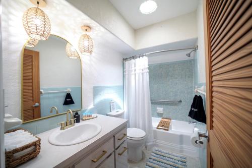 een badkamer met een wastafel, een toilet en een spiegel bij Florida Mango Island /pool/beach/Legacy Trail in Venice