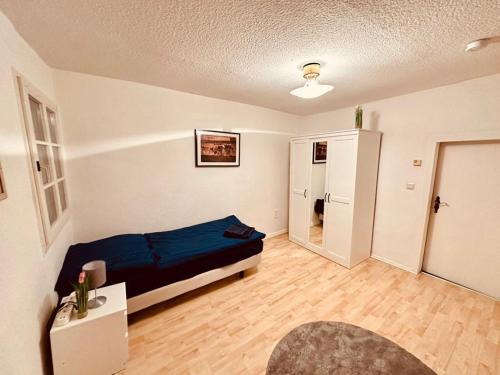ein Schlafzimmer mit einem blauen Bett in einem Zimmer in der Unterkunft Gästehaus zum Alten Feilenhauer in Remscheid