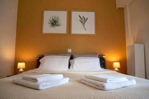 Un pat sau paturi într-o cameră la 3C's-Central, Cosy, Convenient to Airport 24/7