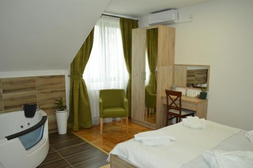 Habitación de hotel con cama y lavabo en Vila Voždov Konak, en Rača