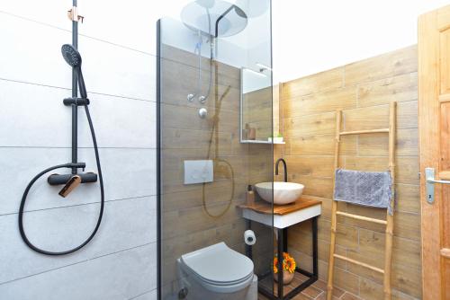 y baño con ducha, aseo y lavamanos. en Apartment Sasa 1113, en Fažana