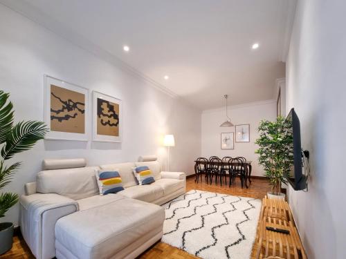 een woonkamer met twee witte banken en een tafel bij Magallanes - Iberorent Apartments in San Sebastian