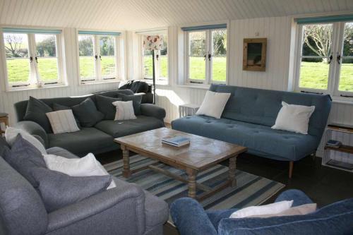 Sala de estar con sofás y mesa de centro en Greystone Cottage - Sea views, short stroll to a beautiful sandy beach en Brook