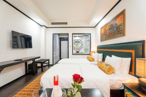 um quarto com uma grande cama branca e uma secretária em Hotel Lo Mustang em Kathmandu