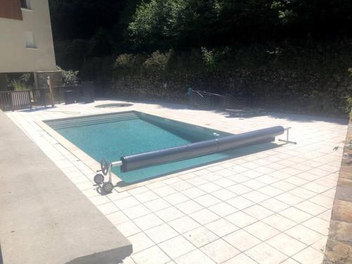 una piscina en un patio con piscina en Appartement Classé 3 étoiles Très bien situé, en Saint-Lary-Soulan