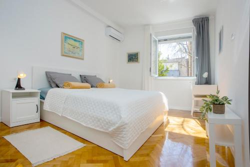 L&S Superior Apartment with Balcony near Old Town and Bačvice Beach