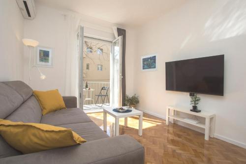L&S Superior Apartment with Balcony near Old Town and Bačvice Beach