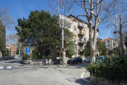 L&S Superior Apartment with Balcony near Old Town and Bačvice Beach