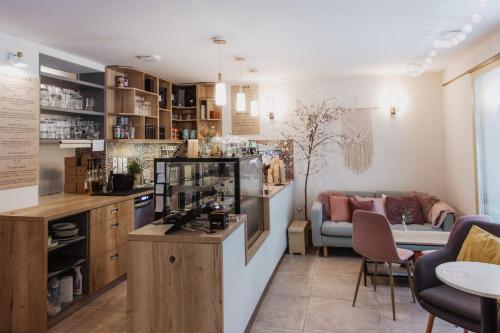 a coffee shop with a table and chairs in a room at Lujza & Koriander in Vác