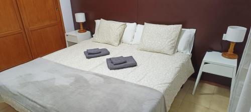- une chambre avec un lit et 2 serviettes dans l'établissement LAGO AZUL 45, à Breña Baja