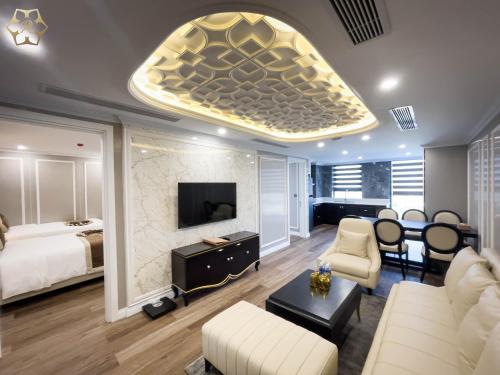 Televisyen dan/atau pusat hiburan di Cửa Đông Luxury Hotel