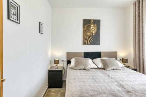 sypialnia z białym łóżkiem z 2 poduszkami w obiekcie Casa Elena w mieście Sant Pere Pescador