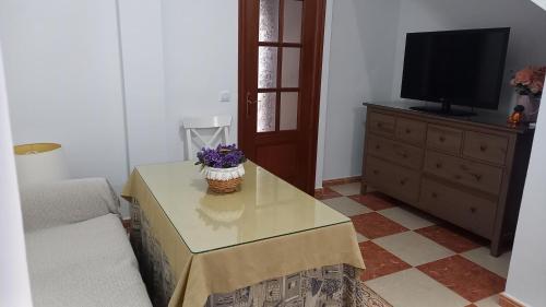 een woonkamer met een salontafel en een televisie bij Apartamento Andalucía in Córdoba