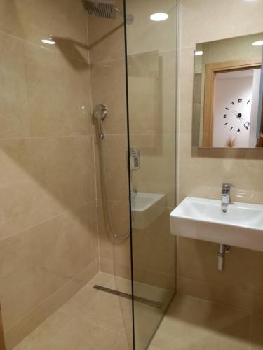 y baño con ducha y lavamanos. en Solaris Apartments, en Budva
