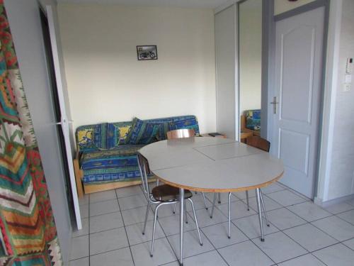 un salon avec une table et un canapé dans l'établissement Appartement proche du Lydia, au Barcarès