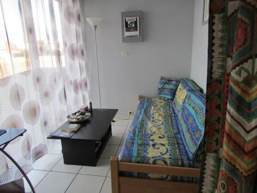 une chambre avec un lit et une table dans une pièce dans l'établissement Appartement proche du Lydia, au Barcarès