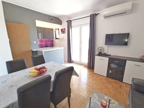 ein Wohnzimmer mit einem Tisch mit Bananen darauf in der Unterkunft Sunny Break Apartments in Kaštela