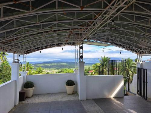 Aussicht vom Balkon eines Hauses in der Unterkunft Arthur Private Resort in Legazpi