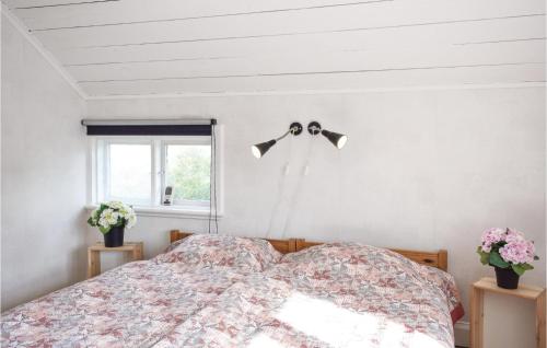 una camera da letto con un letto con un piumone e fiori di Lovely Home In Sommen With Kitchen a Sommen