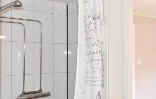 una tenda da doccia con scrittura in bagno di Lovely Home In Sommen With Kitchen a Sommen
