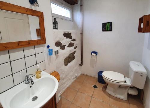 Bilik mandi di Gîtes La Vicomterie
