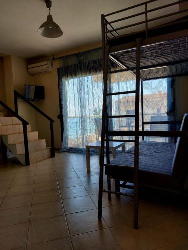 un soggiorno con letto a castello e scala di Apartment in Siviri sea view a Siviri