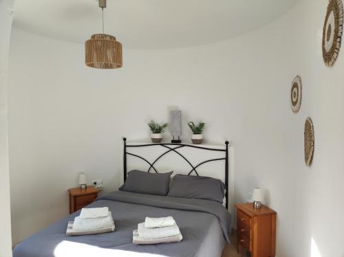 una camera da letto con un letto e due asciugamani di Vakantiewoning CasaLucka4enjoy private pool and mountain view regio Calpe-Jalon a Jalón