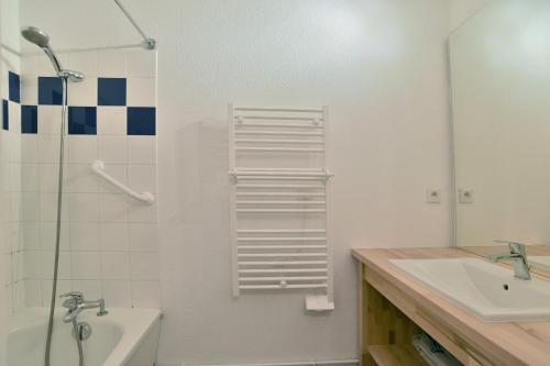 ein Badezimmer mit einer Dusche, einem Waschbecken und einer Badewanne in der Unterkunft Kermael - Appt vue mer et piscine partagée in Saint-Briac-sur-Mer