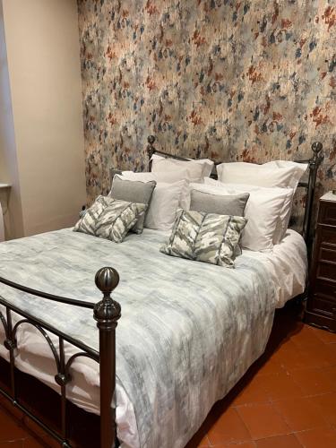 um quarto com uma cama com papel de parede floral em Maison de riviere em Limoux