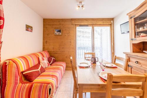 un salon avec un canapé et une table dans l'établissement La Ferme des Alpages - Proche pistes de ski, à La Giettaz