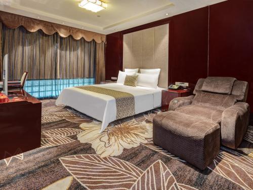 Days Hotel & Suites China Town - Metro Line 2 - Nearby Wuyi Square ,Orange Island,Hunan Museum tesisinde bir odada yatak veya yataklar