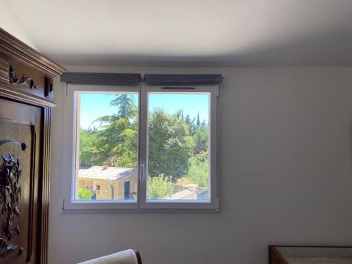 a window in the corner of a room at Gîte calme et cosy d' Eole in Cornillon-Confoux