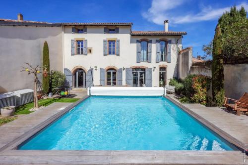 una casa con piscina frente a una casa en Maison de charme - Piscine - Hypercentre - 300m2, en Lisle-sur-Tarn