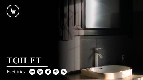 Sunshot Hostel في ليغِيان: حمام مع حوض في غرفة مظلمة