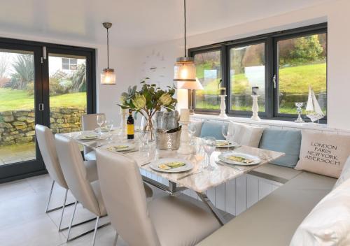 a dining room with a table and chairs at 1 Fron Dirion in Llanbedrog