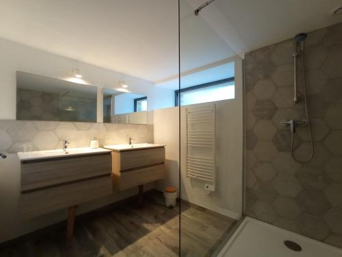 een badkamer met 2 wastafels en een douche bij Gîte Oust Au LIt in Saint-Vincent-sur-Oust