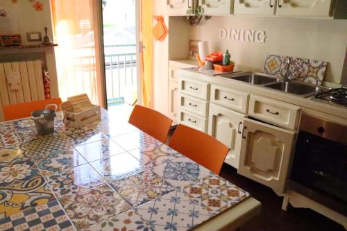 kuchnia ze stołem, krzesłami i zlewem w obiekcie La Casa Sotto I Tigli w mieście Lecco