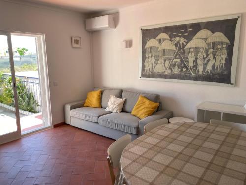 - un salon avec un canapé et une table dans l'établissement Altura Beach, à Altura