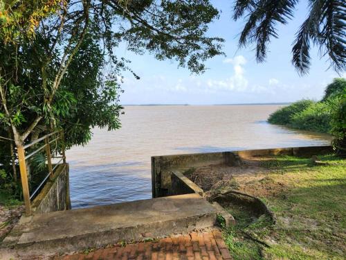 a view of a body of water with a bench at Hello-Guyane, Marina 6, Suite Prestige 5 étoiles in Saint-Laurent du Maroni