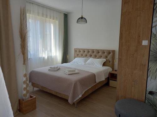 een slaapkamer met een groot bed en een raam bij Solaris Apartments in Budva