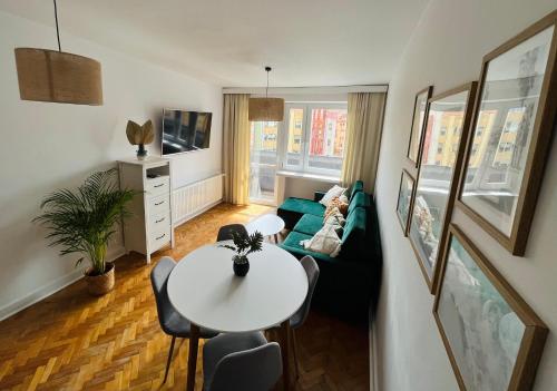 sala de estar con mesa y sofá en Boho Apartament Gdańsk Stare Miasto z widokiem na Marine, en Gdansk