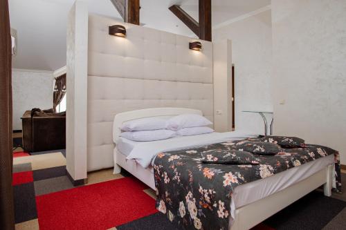 a bedroom with a bed and a red rug at Na Horyzonti in Truskavets