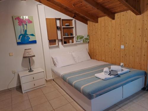ein Bett mit Handtüchern darauf in einem Schlafzimmer in der Unterkunft Attic in Nea Moudania