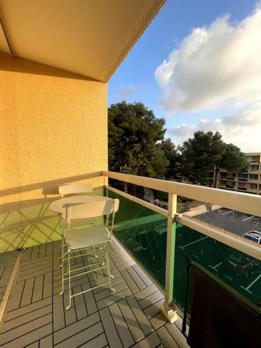 un balcon avec une table et des chaises sur un balcon dans l'établissement Studio avec Clim, Parking et Balcon - 3 personnes, à Bormes-les-Mimosas