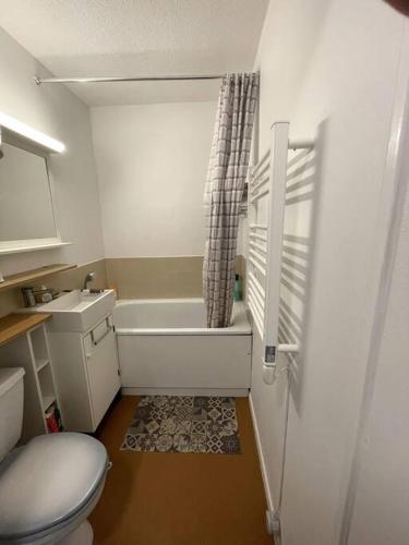 une salle de bain avec toilettes, baignoire et lavabo dans l'établissement Studio avec Clim, Parking et Balcon - 3 personnes, à Bormes-les-Mimosas