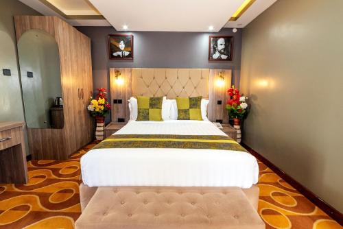 カンパラにあるAfro Park Hotelの大きなベッドルーム1室(大型ベッド1台付)