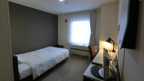 由利本莊市的住宿－Honjo Grand Hotel Vacation STAY 35747，一间小卧室,配有床和窗户