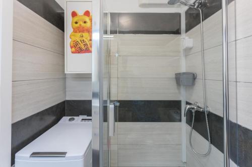 a small bathroom with a toilet and a shower at Lightbooking Teror Playa del Ingles in San Bartolomé