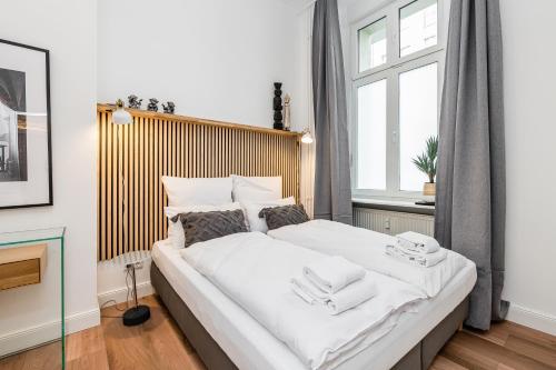 Postel nebo postele na pokoji v ubytování Neues Design-Apartment in Friedrichshain
